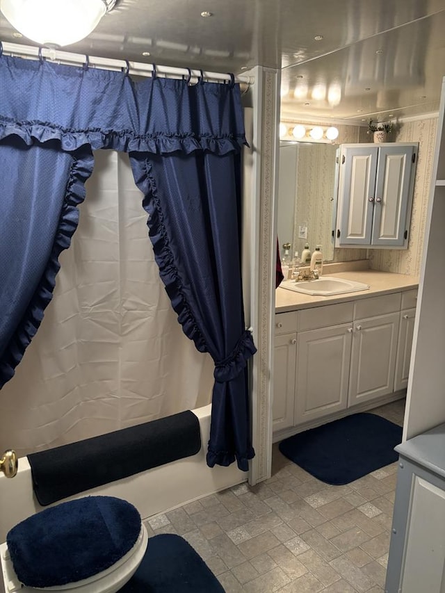 full bathroom featuring shower / tub combo with curtain, vanity, and toilet