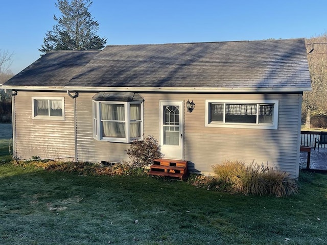 view of front facade with a front yard