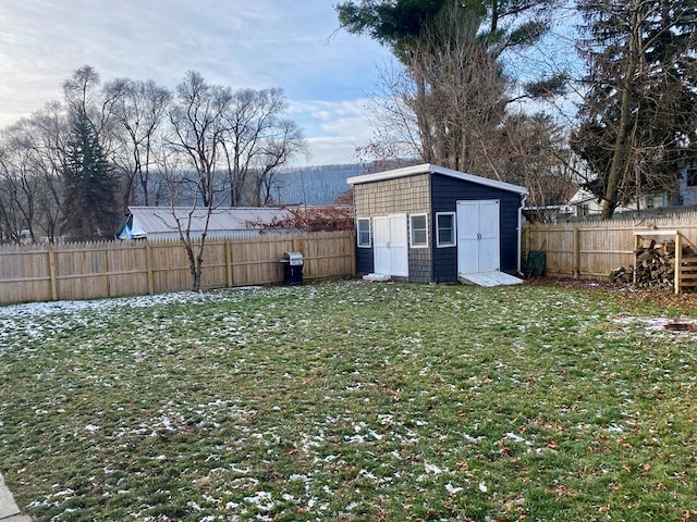 view of yard with a storage shed