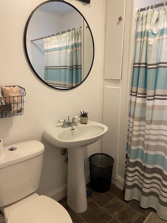 bathroom featuring a shower with curtain and toilet