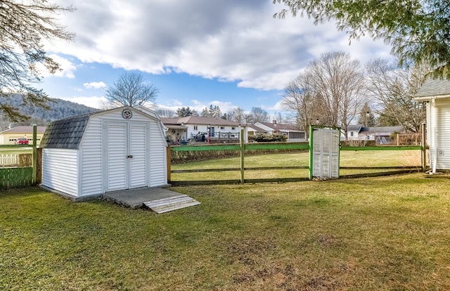 view of yard featuring a storage shed