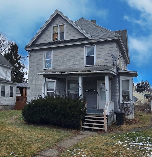 view of front of house featuring a front lawn