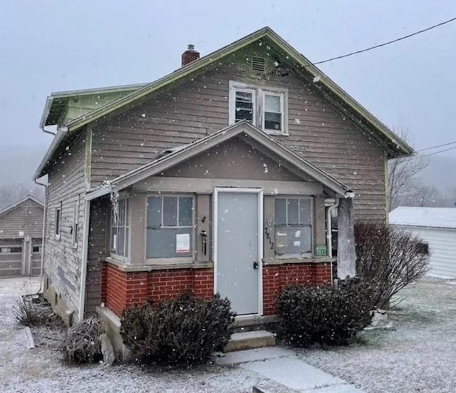 view of front facade with a garage and an outdoor structure