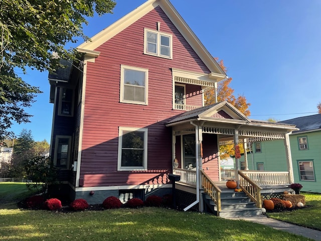 view of front of property featuring a front yard and a porch