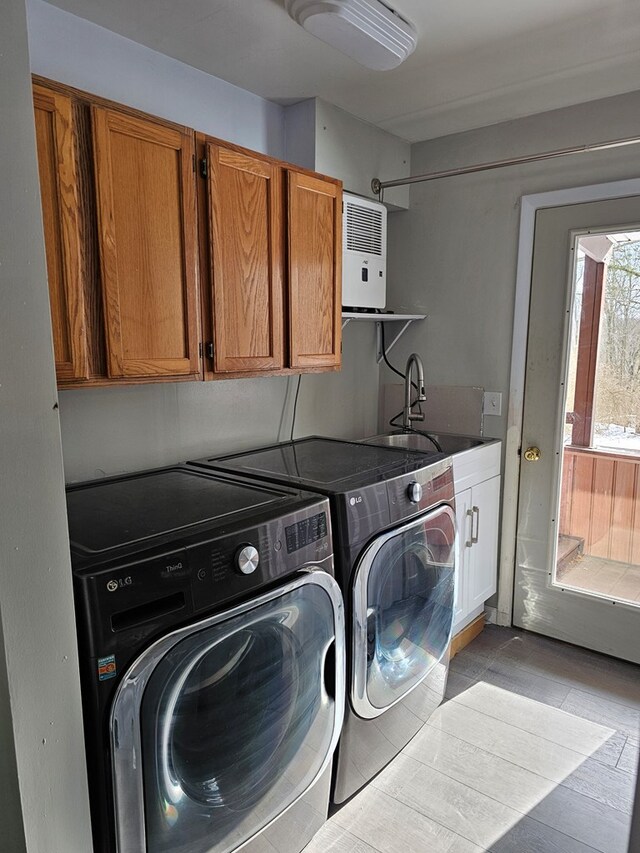 laundry room with cabinets, sink, and independent washer and dryer