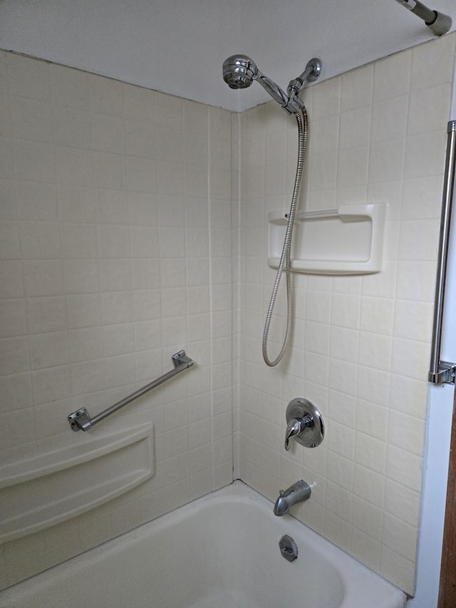 bathroom with tiled shower / bath combo