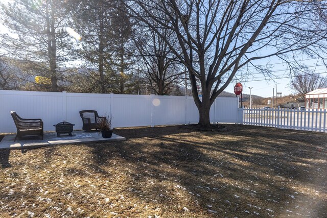 view of yard with a fire pit