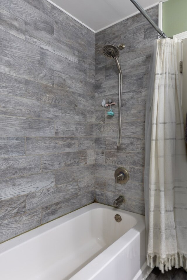 bathroom with shower / bath combo