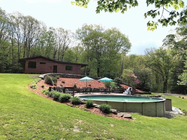 view of swimming pool featuring a yard