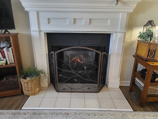 details with hardwood / wood-style flooring