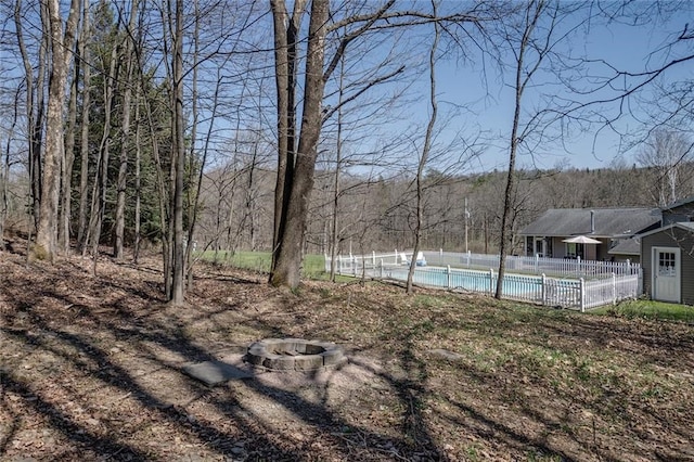 view of yard featuring a fire pit