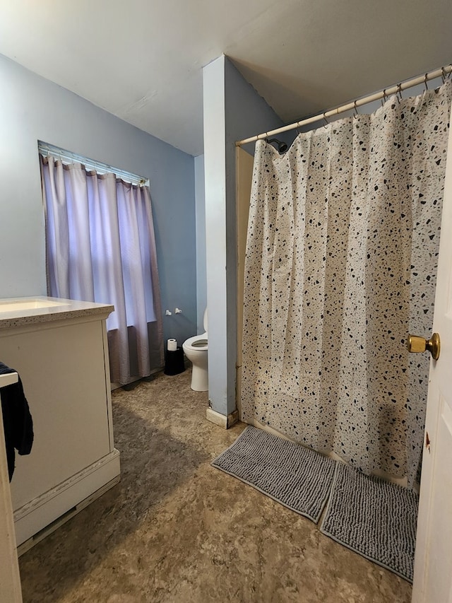 bathroom with a shower with curtain, vanity, and toilet