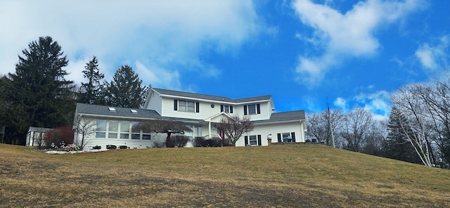 view of front facade featuring a front yard