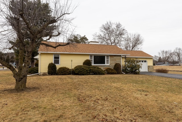 view of front of property featuring a garage and a front yard