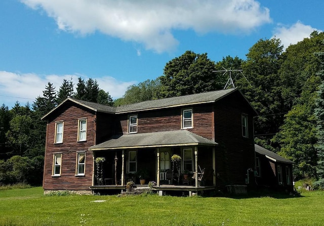 view of front of property featuring a porch and a front lawn