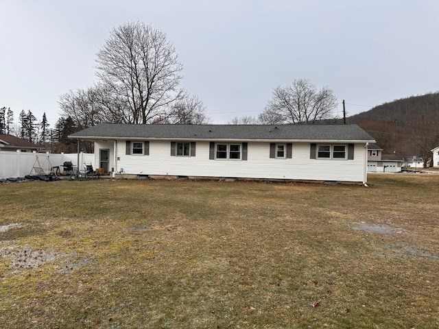 view of front of home with a front lawn