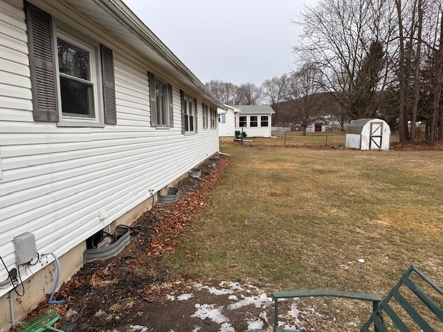 view of yard featuring a storage unit