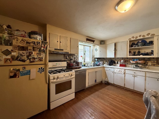 kitchen featuring sink, hardwood / wood-style flooring, fridge, stainless steel dishwasher, and white gas range oven