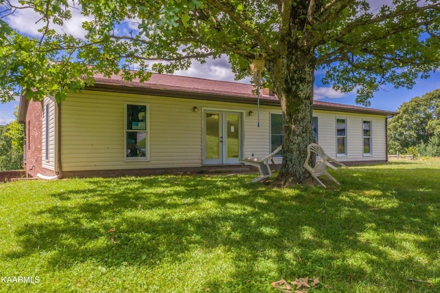 ranch-style home with a front lawn