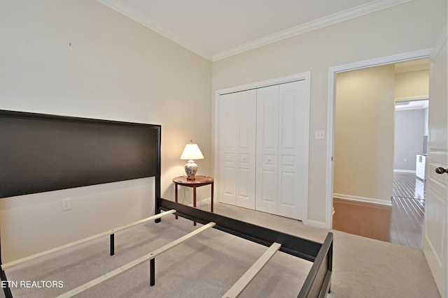 bedroom with baseboards, a closet, crown molding, and wood finished floors