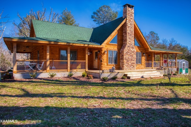 view of front of house featuring an outdoor structure and a front yard