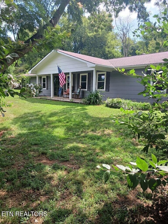 single story home with a front yard