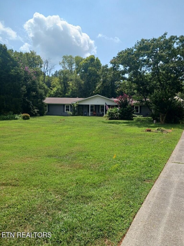 single story home with a front yard