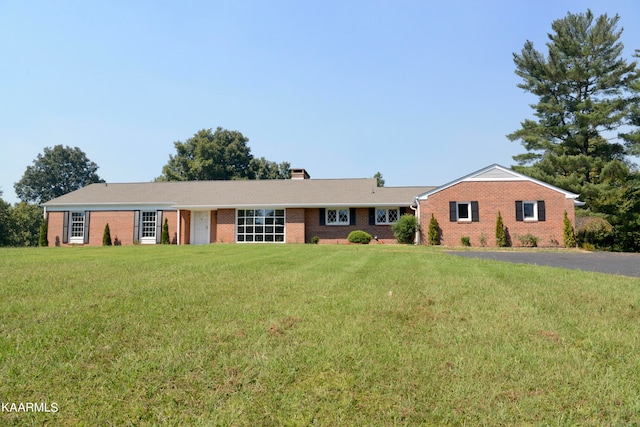 ranch-style home featuring a front lawn