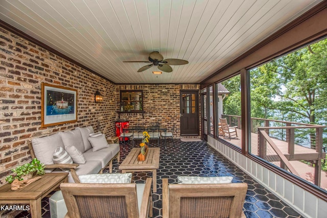 sunroom with ceiling fan