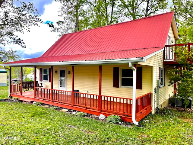 view of front facade with a front yard