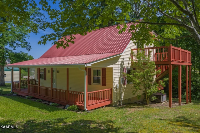 rear view of house featuring a lawn