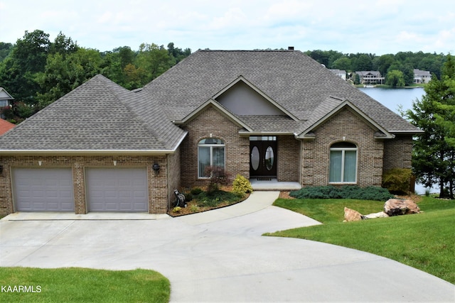 view of front facade featuring a front lawn and a garage