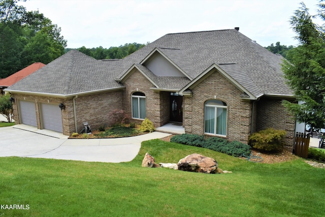 view of front of property featuring a front lawn and a garage