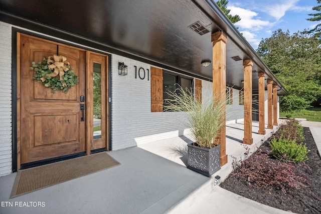 property entrance featuring a porch