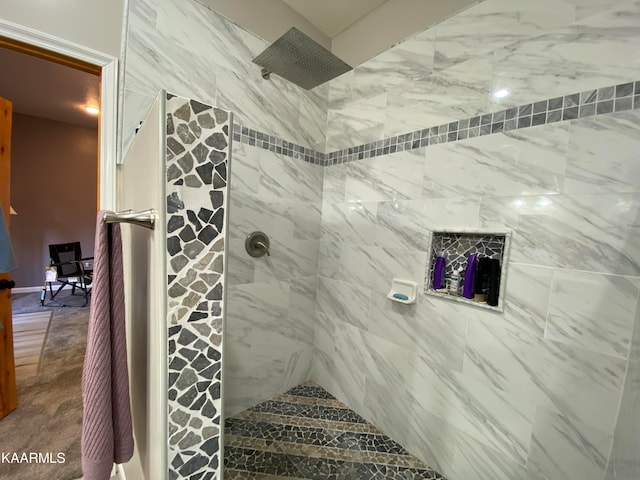 bathroom featuring tiled shower