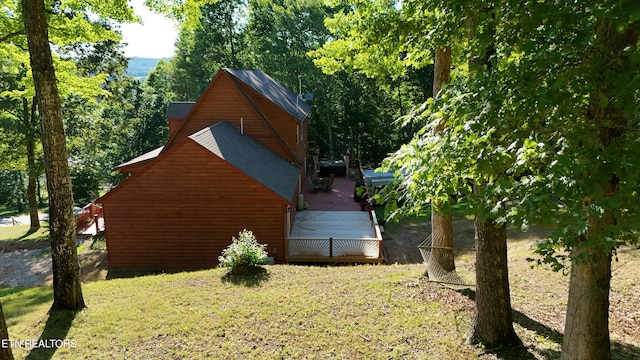 view of side of property featuring a lawn