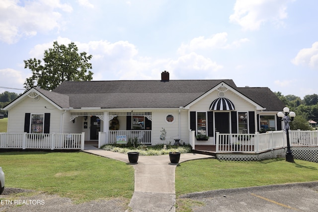 view of front of property featuring a front lawn