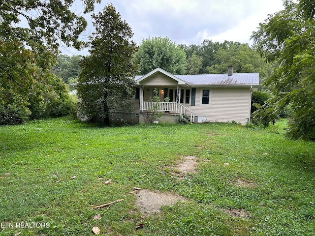 view of front of property featuring covered porch and a front lawn