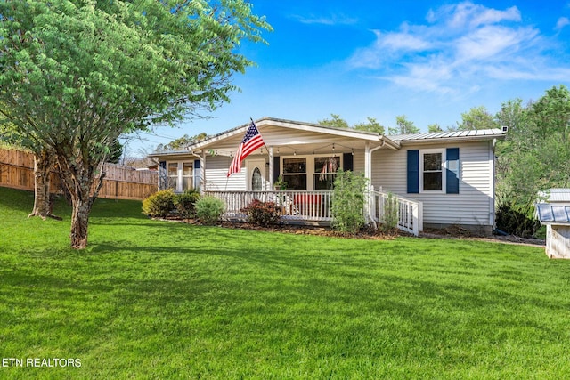 ranch-style home featuring ceiling fan and a front lawn