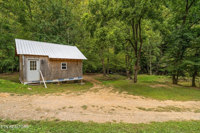 view of yard with a storage shed