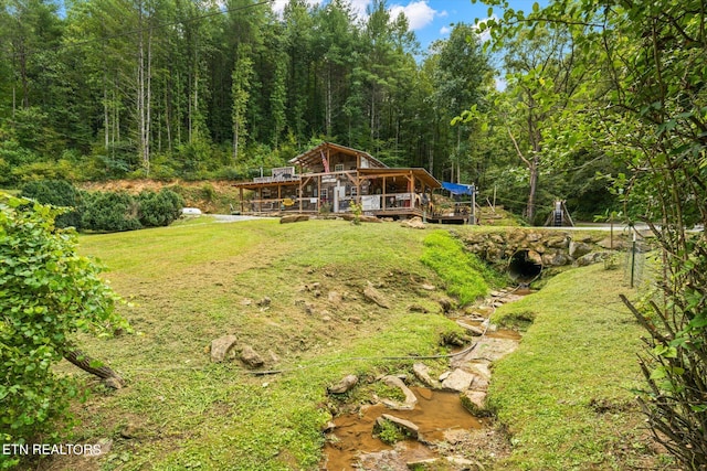 view of yard featuring a water view