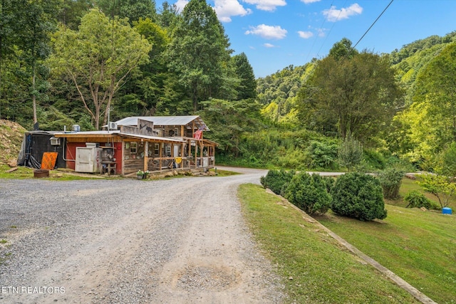 view of front facade featuring a front lawn and an outdoor structure