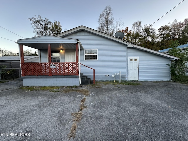 252 Chasteen Dr, Middlesboro, KY 40965 - view of front of property with a porch and crawl space