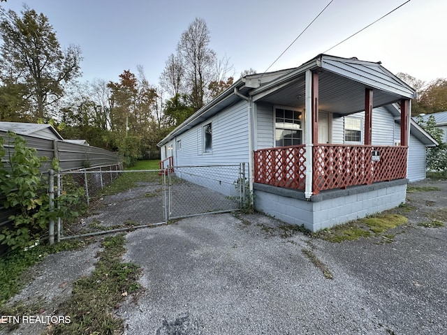 252 Chasteen Dr, Middlesboro, KY 40965 - view of side of property with a gate, a porch, fence, and crawl space