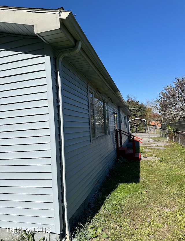 view of side of property featuring a lawn