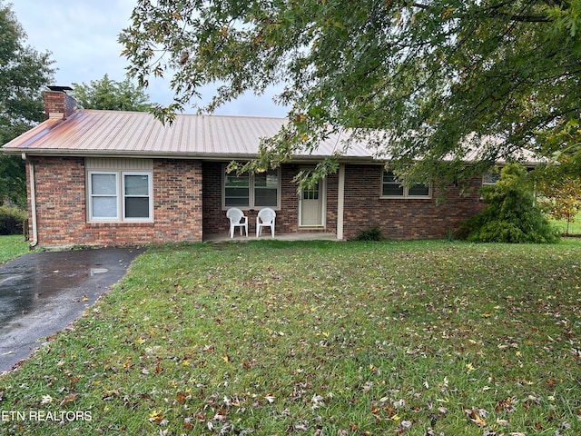 ranch-style home with a front yard