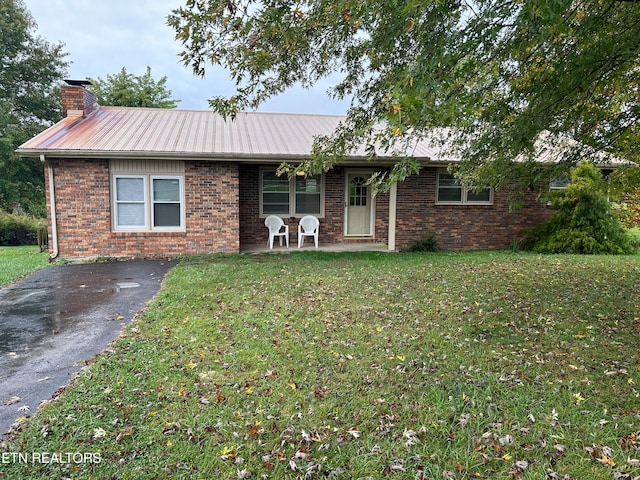 ranch-style home featuring a front lawn