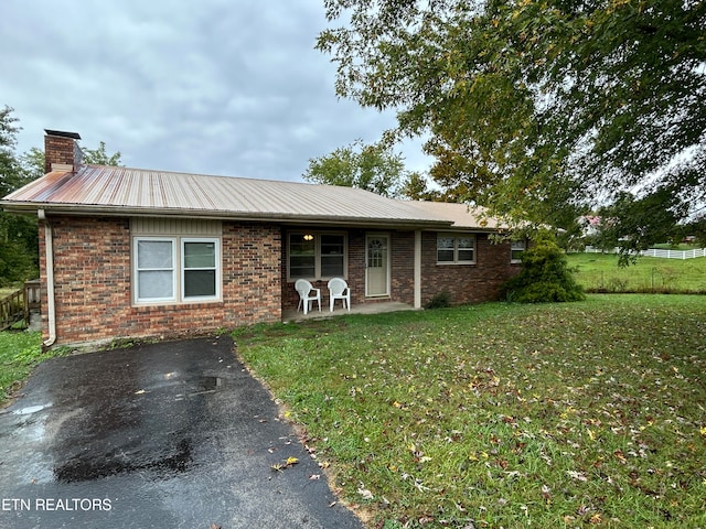 single story home with a front yard