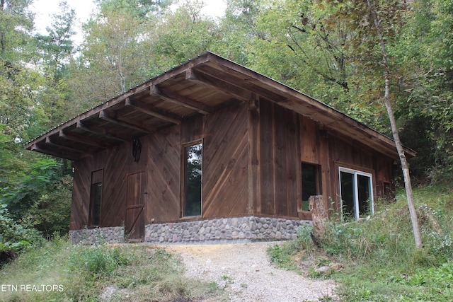 view of side of home featuring an outdoor structure