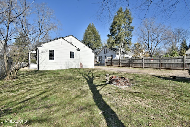 view of yard featuring a fire pit and a fenced backyard